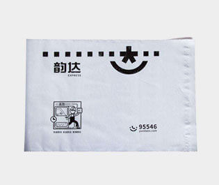 塑料快遞袋使用較多的是用聚乙烯材料做成，具有成本低，使用方便，防水性能好的特點(diǎn)。多用于運(yùn)送文件、單據(jù)、資料、貨物等所包裝用的袋子。又稱為速遞袋、郵寄袋、快遞打包袋。體輕，富有彈性，有良好的抗沖擊性，無毒、無味、防潮、耐腐蝕，環(huán)保性較強(qiáng)，并且回收力度較大。