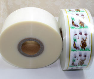 "食品復(fù)合膜是由PE等薄膜材料符合而成， 廣泛適用于包裝、食品、藥品等產(chǎn)品，具有環(huán)保、無臭無異味、熱封性能好、阻隔性好、遮光性強(qiáng)、耐油、強(qiáng)度高等特點(diǎn)。"