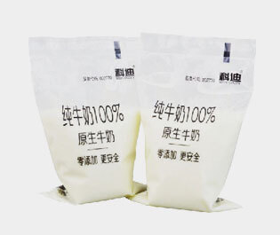 牛奶包裝袋是由三層或兩層共擠吹膜機(jī)生產(chǎn)而成。 成品膜印刷效果好，保香阻氧，安全衛(wèi)生，低碳環(huán)保，耐擠壓刺穿性強(qiáng)。